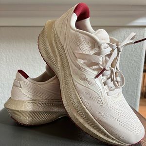 Saucony workout shoes FormFit in beige/gold and maroon